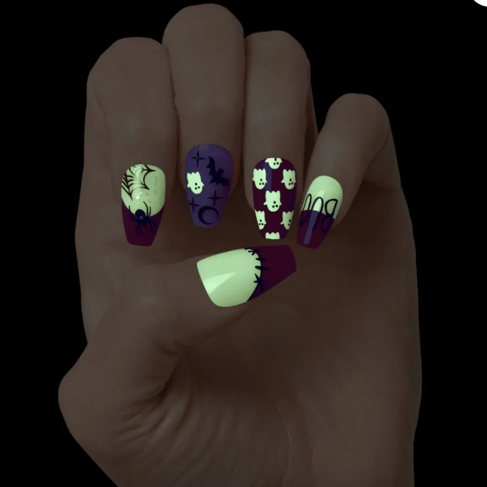 KISS Voguish FantasyHalloween Nightmare Glue on Nails Glow in the Dark